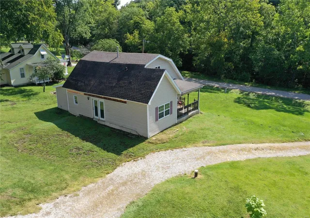 Photo 3 of Single Family Residence at 111 Crooked Creek, Montgomery City, MO 63361 | MLS# MIS24043107 | | Sold on 2025-01-30