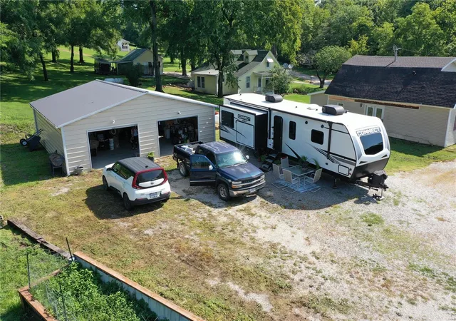 Photo 4 of Single Family Residence at 111 Crooked Creek, Montgomery City, MO 63361 | MLS# MIS24043107 | | Sold on 2025-01-30