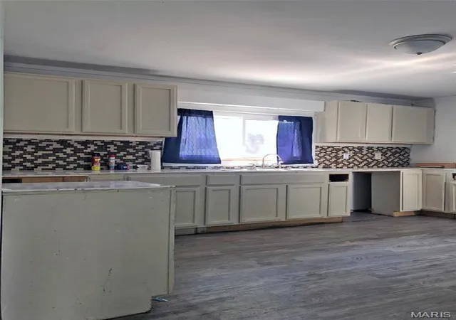 Photo 2 of Single Family Residence at 1411 Pine St, Dexter, MO 63841 | MLS# MIS24045500 |  | Sold on 2025-06-20