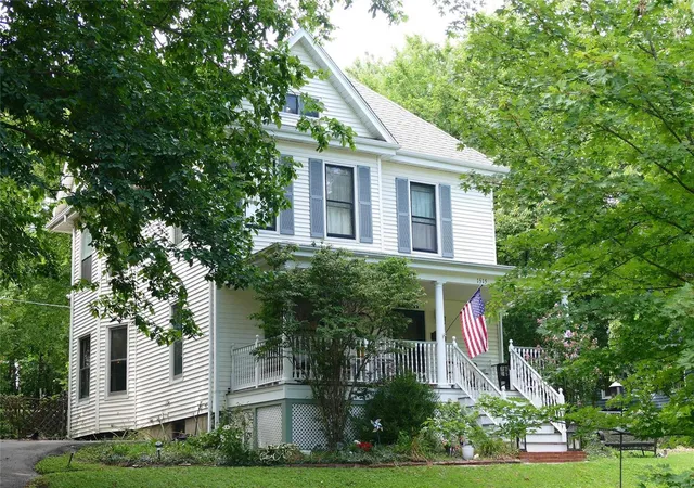 Photo 2 of Single Family Residence at 1515 Hawthorne Pl, Saint Louis, MO 63117 | MLS# MIS24045709 | | Sold on 2025-02-03