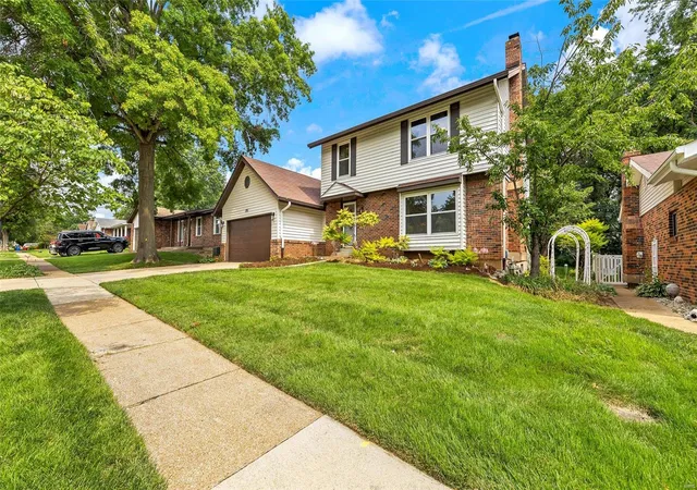 Photo 3 of Single Family Residence at 2153 Chatport Rd, Saint Louis, MO 63129 | MLS# MIS24047063 | | Sold on 2024-12-30