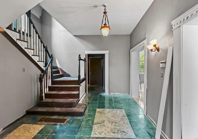 Photo 1 of Single Family Residence at 5019 Raymond Ave, Saint Louis, MO 63113 | MLS# MIS24047122 | | Sold on 2024-12-19
