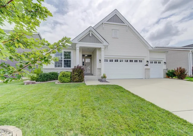 2nd image of 656 Moffett Laurel Dr, Lake Saint Louis, MO 63367 | MLS# MIS24047327