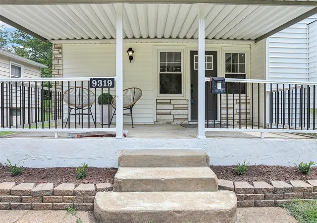 Photo 4 of Single Family Residence at 9319 Evandale Dr, Saint Louis, MO 63123 | MLS# MIS24048185 | | Sold on 2024-10-11