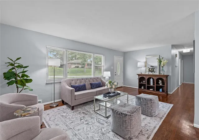 Photo 3 of Single Family Residence at 44 Chieftain Dr, Saint Louis, MO 63146 | MLS# MIS24048726 | | Sold on 2024-09-19