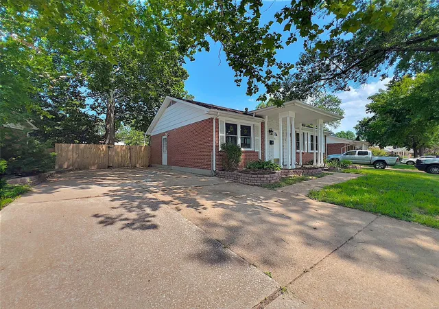Photo 2 of Single Family Residence at 9700 Hale Dr, Saint Louis, MO 63123 | MLS# MIS24050747 |  | Sold on 2024-12-30