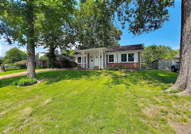 Photo 4 of Single Family Residence at 9700 Hale Dr, Saint Louis, MO 63123 | MLS# MIS24050747 |  | Sold on 2024-12-30