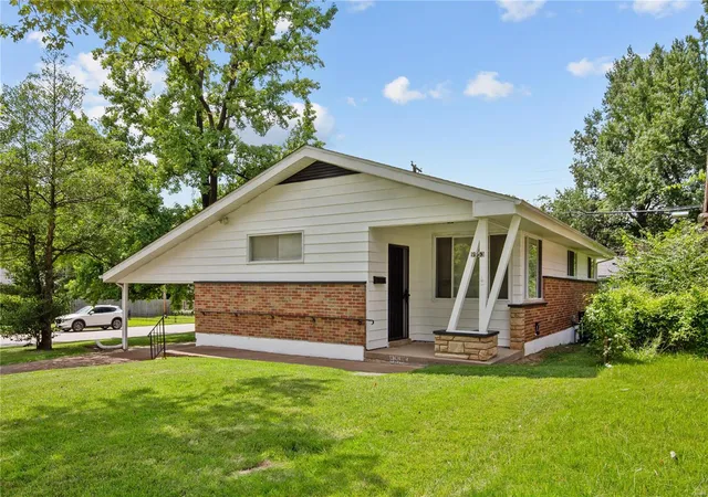 Single Family Residence at 9953 Duke Dr, Saint Louis, MO 63136 | MLS# MIS24051121 | | Sold on 2025-04-24