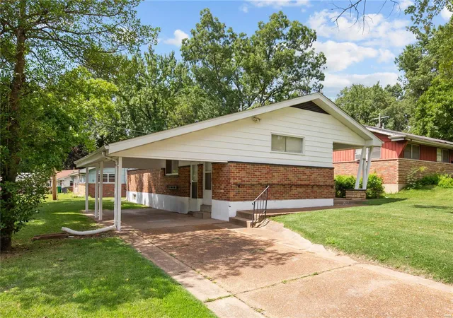 Photo 2 of Single Family Residence at 9953 Duke Dr, Saint Louis, MO 63136 | MLS# MIS24051121 | | Sold on 2025-04-24