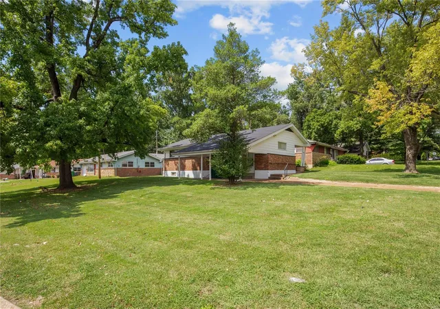 Photo 4 of Single Family Residence at 9953 Duke Dr, Saint Louis, MO 63136 | MLS# MIS24051121 | | Sold on 2025-04-24
