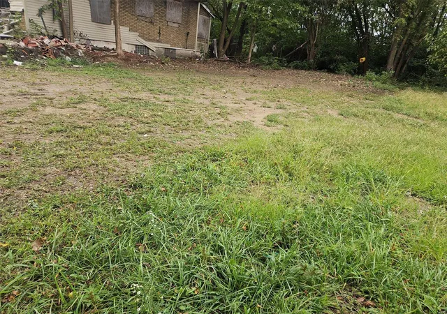 Photo 4 of Land at 529 Alexander Pl, East Saint Louis, IL 62205 | MLS# MIS24051148 | | Sold on 2025-02-13