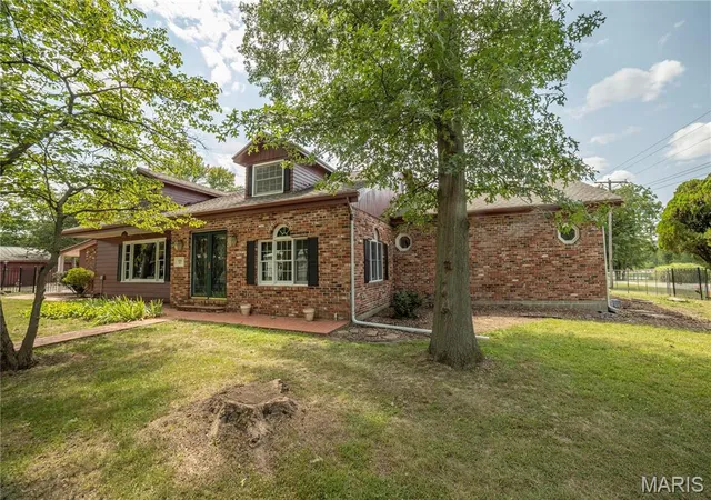 Photo 2 of Single Family Residence at 400 West, New London, MO 63459 | MLS# MIS24051743 | | Sold on 2025-10-22