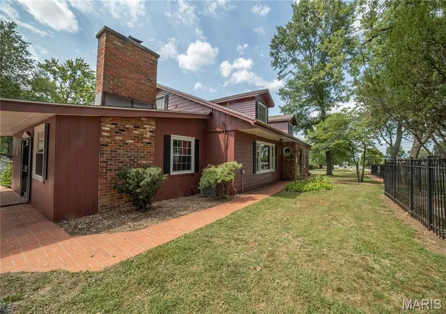 Photo 3 of Single Family Residence at 400 West, New London, MO 63459 | MLS# MIS24051743 | | Sold on 2025-10-22