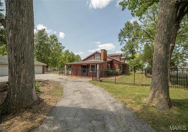 Photo 5 of Single Family Residence at 400 West, New London, MO 63459 | MLS# MIS24051743 | | Sold on 2025-10-22