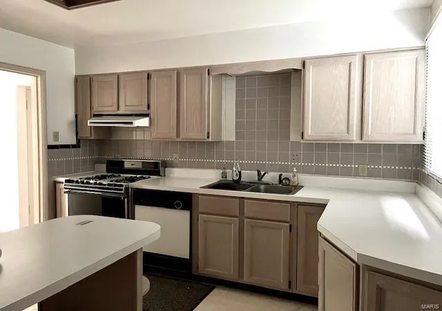 Photo 4 of Single Family Residence at 8719 Washington Ave, Saint Louis, MO 63124 | MLS# MIS24051818 | | Sold on 2024-10-10