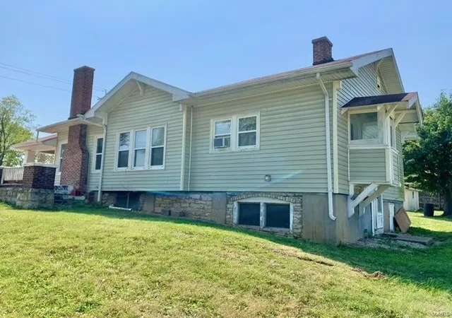 Photo 3 of Single Family Residence at 409 E 4Th St, New London, MO 63459 | MLS# MIS24052447 | | Sold on 2024-12-20