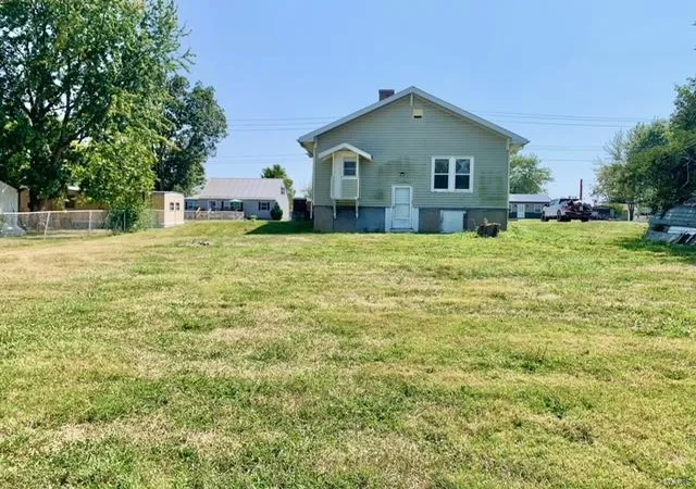 Photo 4 of Single Family Residence at 409 E 4Th St, New London, MO 63459 | MLS# MIS24052447 | | Sold on 2024-12-20