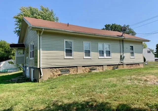 Photo 5 of Single Family Residence at 409 E 4Th St, New London, MO 63459 | MLS# MIS24052447 | | Sold on 2024-12-20