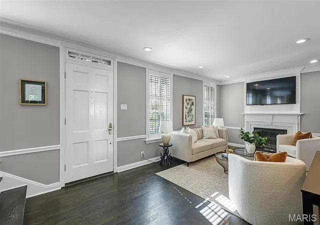 Photo 4 of Single Family Residence at 1009 S Mcknight Rd, Saint Louis, MO 63117 | MLS# MIS24052597 | | Sold on 2025-05-22