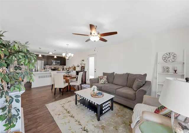 Photo 4 of Single Family Residence at 32 Freehold Rock Pl, Saint Charles, MO 63301 | MLS# MIS24053639 |  | Sold on 2024-11-04