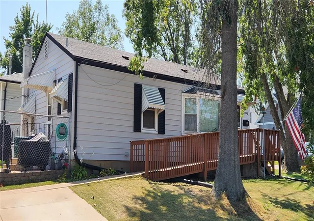Photo 2 of Single Family Residence at 920 Des Peres Dr, Saint Louis, MO 63131 | MLS# MIS24053804 | | Sold on 2024-10-04