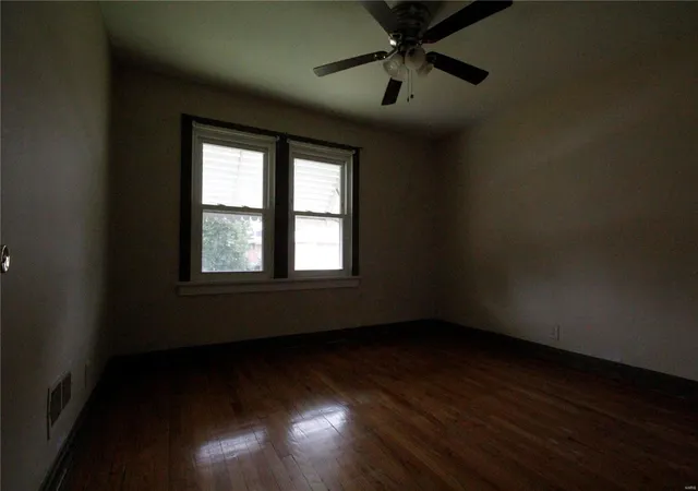 Photo 4 of Single Family Residence at 4610 Leona St, Saint Louis, MO 63116 | MLS# MIS24055273 | | Sold on 2025-04-15