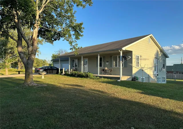 Photo 5 of Single Family Residence at 102 W Fairway Ave, Owensville, MO 65066 | MLS# MIS24055666 |  | Sold on 2025-06-04