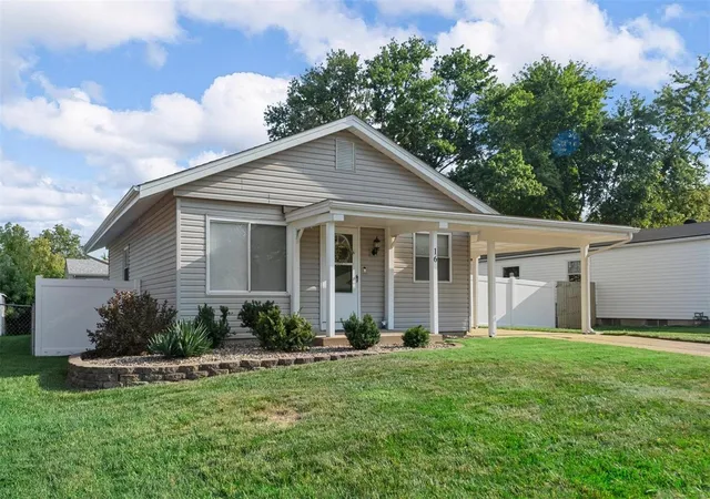 Photo 3 of Single Family Residence at 16 Wild Deer Ln, Saint Peters, MO 63376 | MLS# MIS24055805 |  | Sold on 2024-10-08