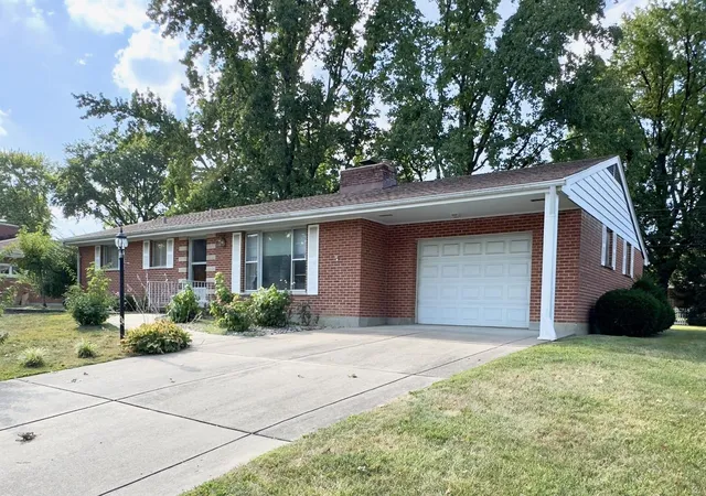 Photo 1 of Single Family Residence at 9 Briarwood Ln, Saint Charles, MO 63301 | MLS# MIS24055915 | | Sold on 2024-10-09