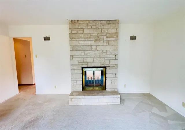 Photo 3 of Single Family Residence at 9 Briarwood Ln, Saint Charles, MO 63301 | MLS# MIS24055915 | | Sold on 2024-10-09