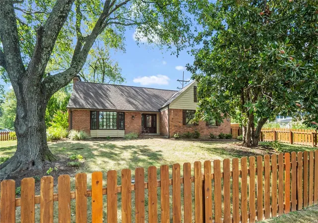 Photo 2 of Single Family Residence at 605 Belson Ct, Saint Louis, MO 63122 | MLS# MIS24056219 |  | Sold on 2025-01-03