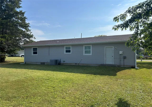 Photo 3 of Single Family Residence at 625 Meadowcrest, Montgomery City, MO 63361 | MLS# MIS24056968 | | Sold on 2024-10-15