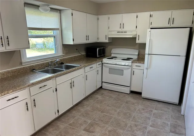 Photo 5 of Single Family Residence at 625 Meadowcrest, Montgomery City, MO 63361 | MLS# MIS24056968 | | Sold on 2024-10-15