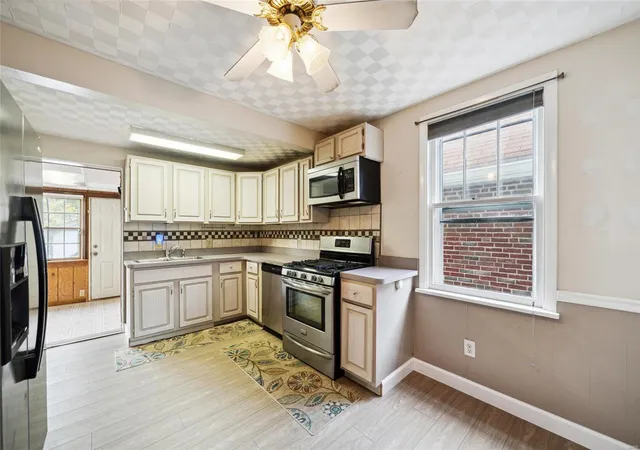Photo 4 of Single Family Residence at 4330 Frieda Ave, Saint Louis, MO 63116 | MLS# MIS24057176 | | Sold on 2025-02-21