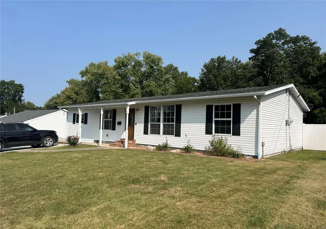 Photo 2 of Single Family Residence at 113 Hickory Street, Montgomery City, MO 63361 | MLS# MIS24057587 | | Sold on 2024-10-11