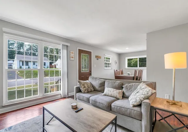 Photo 4 of Single Family Residence at 315 Lithia Ave, Saint Louis, MO 63119 | MLS# MIS24057737 | | Sold on 2024-10-10