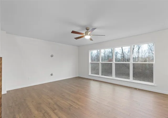 4th image of 220 Windmill View Dr, Wentzville, MO 63385 | MLS# MIS24057944