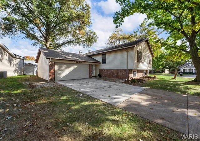 Photo 2 of Single Family Residence at 12817 Sandfield Dr, Saint Louis, MO 63146 | MLS# MIS24058749 |  | Sold on 2025-06-04