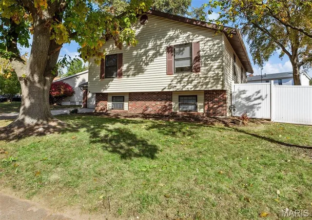 Photo 3 of Single Family Residence at 12817 Sandfield Dr, Saint Louis, MO 63146 | MLS# MIS24058749 |  | Sold on 2025-06-04