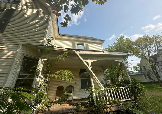 Photo 2 of Single Family Residence at 205 S 4Th St, Shelbina, MO 63468 | MLS# MIS24059255 | | Sold on 2025-04-15