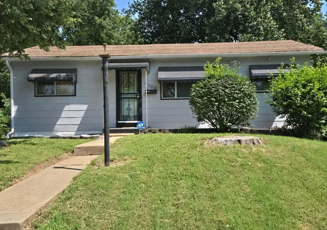 Single Family Residence at 10400 Earl Dr, Saint Louis, MO 63136 | MLS# MIS24059543 | | Sold on 2024-10-31