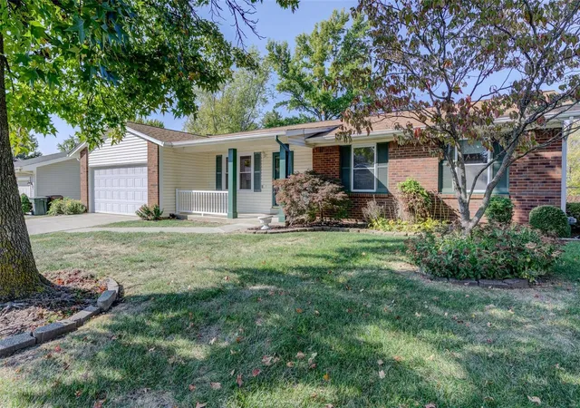 Photo 2 of Single Family Residence at 406 Kimberly Ln, Saint Peters, MO 63376 | MLS# MIS24059981 | | Sold on 2025-01-08