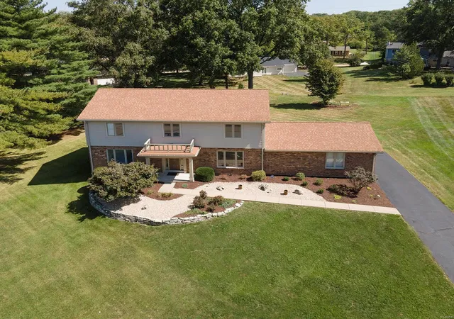 Photo 1 of Single Family Residence at 118 Petite Royale Ct, Saint Louis, MO 63141 | MLS# MIS24060255 | | Sold on 2025-02-13