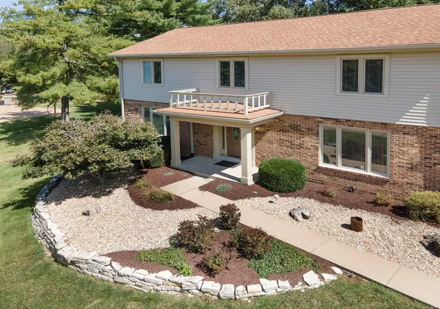 Photo 3 of Single Family Residence at 118 Petite Royale Ct, Saint Louis, MO 63141 | MLS# MIS24060255 | | Sold on 2025-02-13