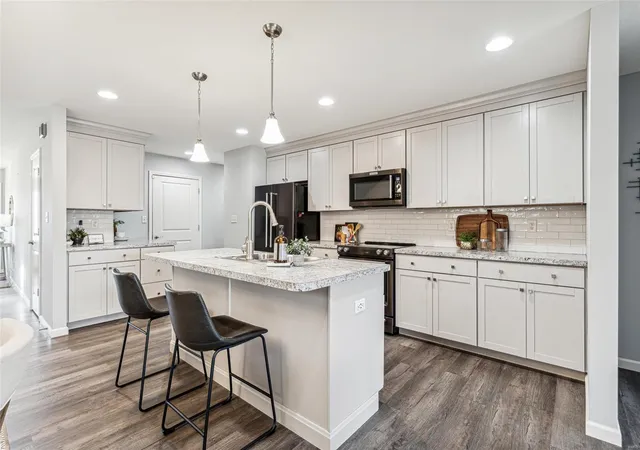 Photo 4 of Villa at 116 Oakleigh Park Ln, Saint Charles, MO 63303 | MLS# MIS24060774 |  | Sold on 2025-04-16