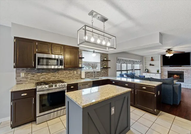 Photo 4 of Single Family Residence at 1117 Treeshade Dr, Saint Peters, MO 63376 | MLS# MIS24060807 |  | Sold on 2025-04-28