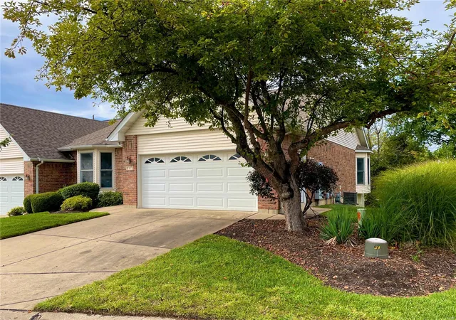 Photo 2 of Villa at 6 Summit Pointe Ct #1C, Saint Charles, MO 63301 | MLS# MIS24061356 | | Sold on 2024-12-27