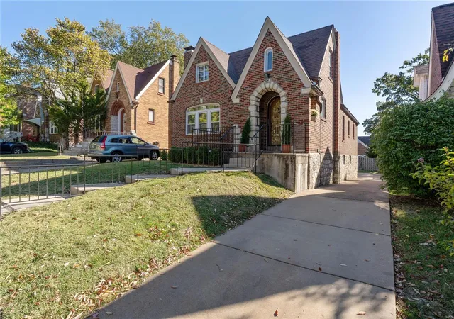 Photo 3 of Single Family Residence at 1126 Ralph Terrace, Saint Louis, MO 63117 | MLS# MIS24061399 | | Sold on 2025-01-10