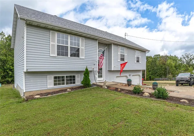Photo 2 of Single Family Residence at 15395 Top Dr, Saint Robert, MO 65584 | MLS# MIS24061825 | | Sold on 2025-02-06