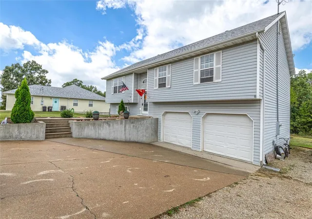 Photo 3 of Single Family Residence at 15395 Top Dr, Saint Robert, MO 65584 | MLS# MIS24061825 | | Sold on 2025-02-06